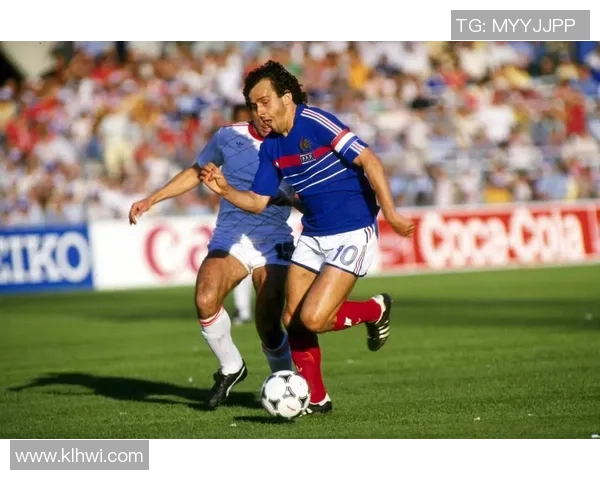 足球明星的辉煌历程与经典赛事回顾全景解析